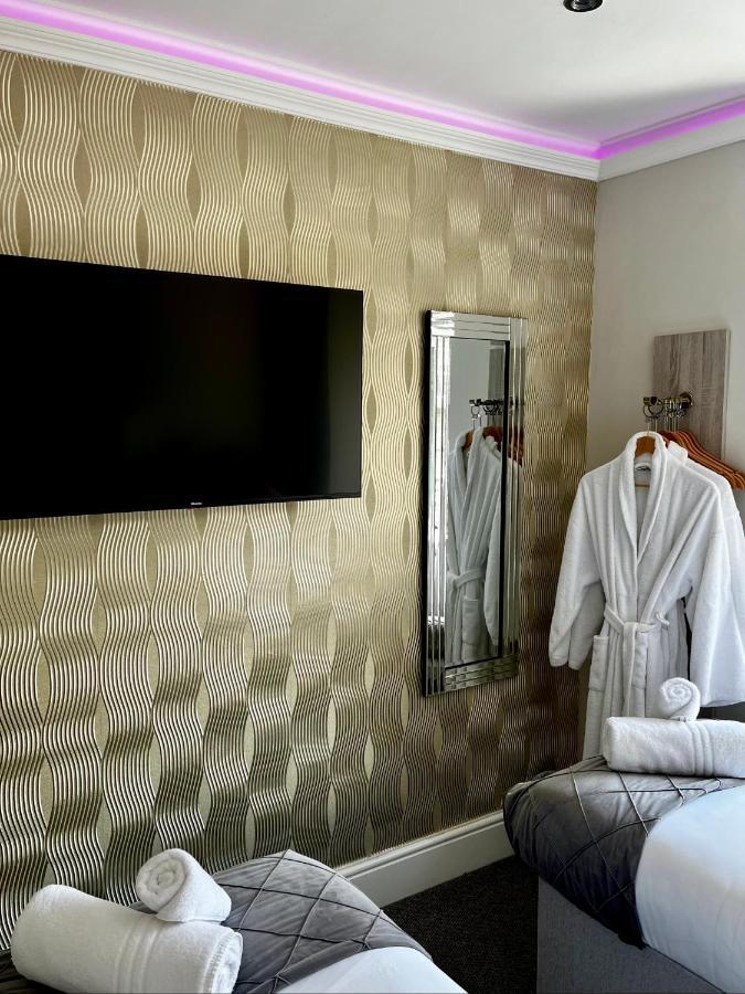 ווינדרמר The Mews Boutique Deluxe Apartments, Sleep 2-6 People , Central Location, Free Parking מראה חיצוני תמונה