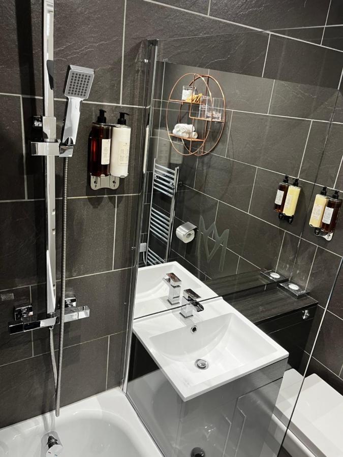 ווינדרמר The Mews Boutique Deluxe Apartments, Sleep 2-6 People , Central Location, Free Parking מראה חיצוני תמונה